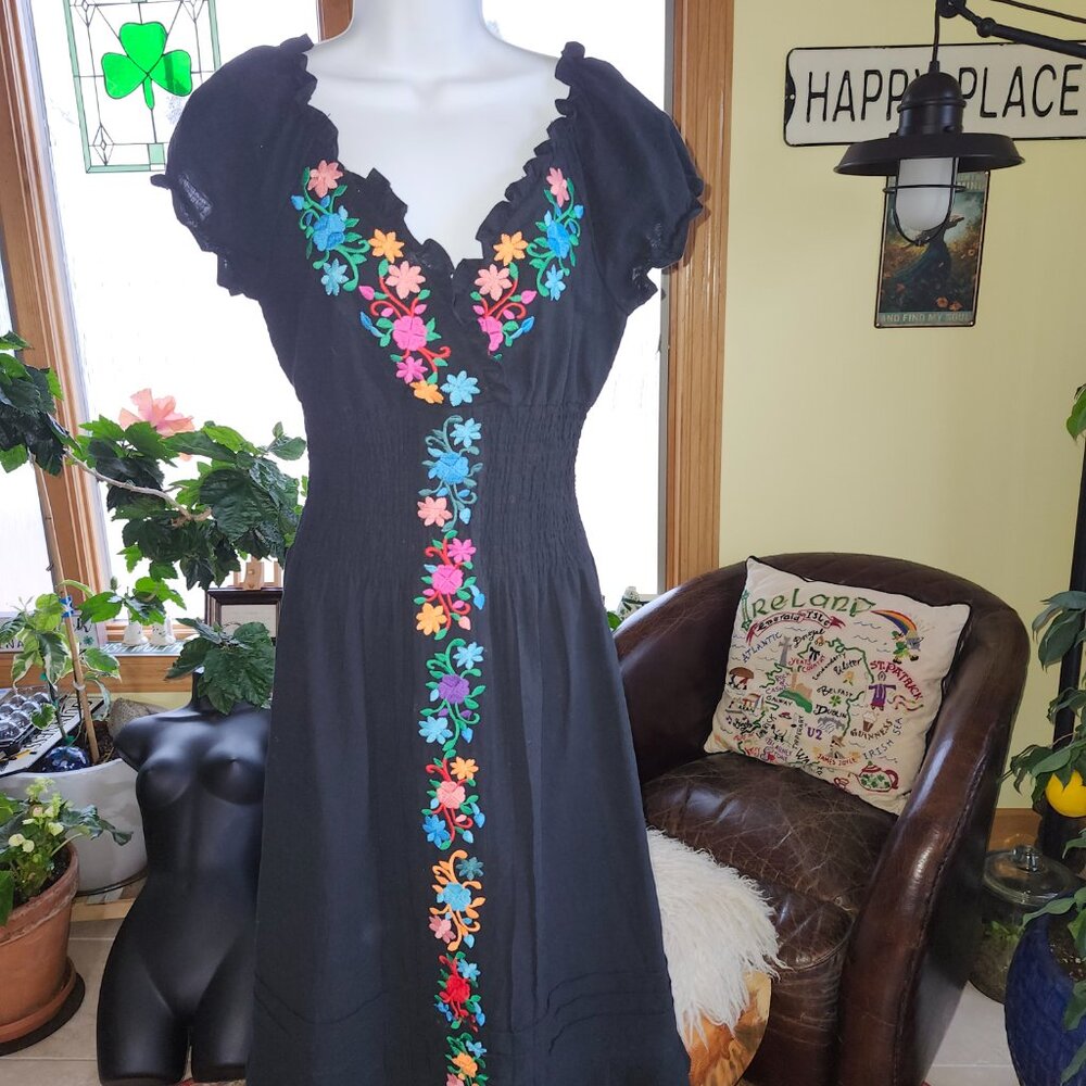 25184 NWT!!  Black Embroidered Ruffle Peasant Midi Dress Small